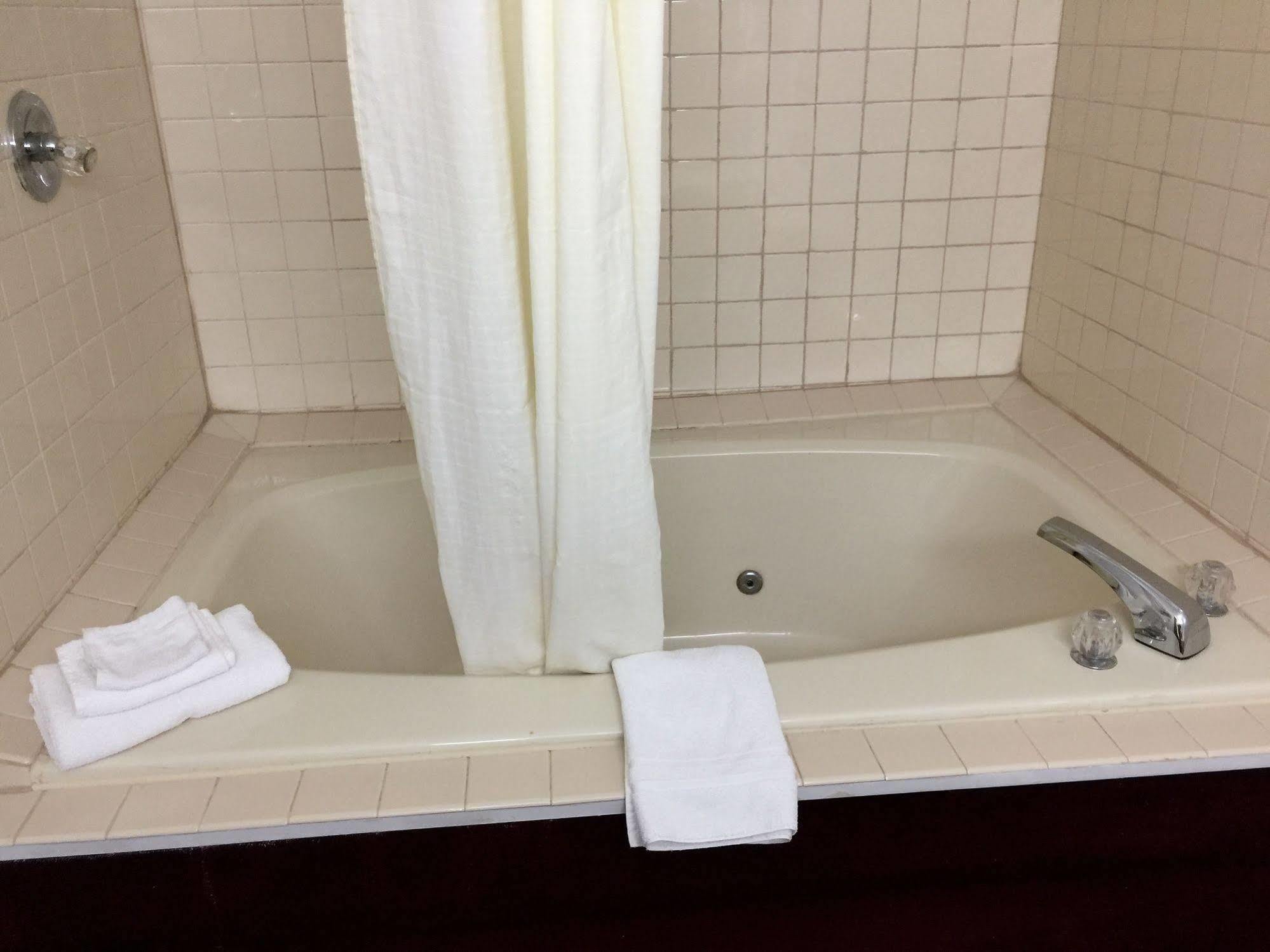 Lake Tree Inn & Suites Marion Ngoại thất bức ảnh